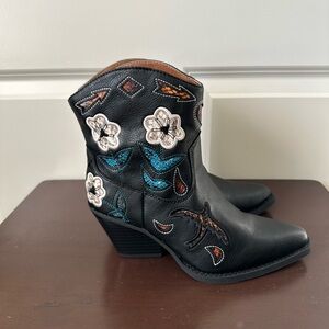 Zodiac Embroidered Black Roslyn Flower Boots Size 6.5